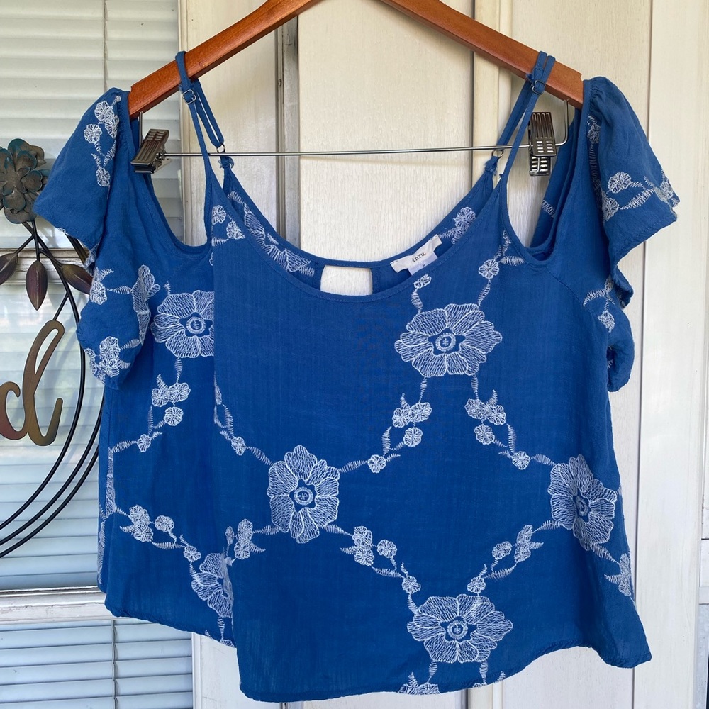 Womens InTu medium cold shoulder tank top